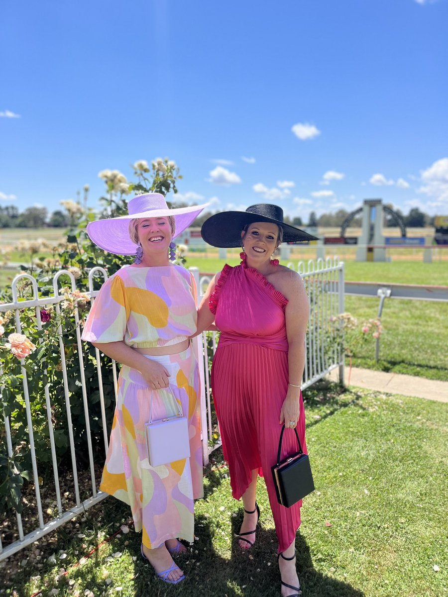 These beautiful ladies have travelled over to <a href="/RacingOrange2/">Racing Orange</a> for their local Cup. <a href="/COWRAJOCKEYCLUB/">Cowra Jockey Club</a>. Country racing at its best ❤️
