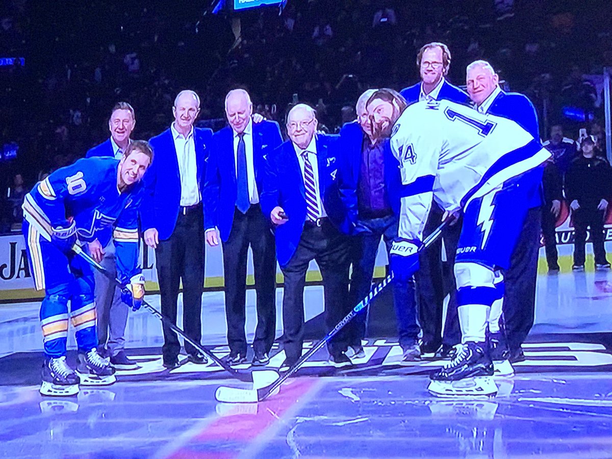 BluesMemeQueen's tweet photo. #stlblues #stlbluesHOF
Freaking awesome 👏
#federko #macInnis #redBerenson #scottyBowman #garyUnger #chrisPronger #hull
Puck drop with #schenn and @patmaroon 🙌 https://t.co/YFsj1Thi8i