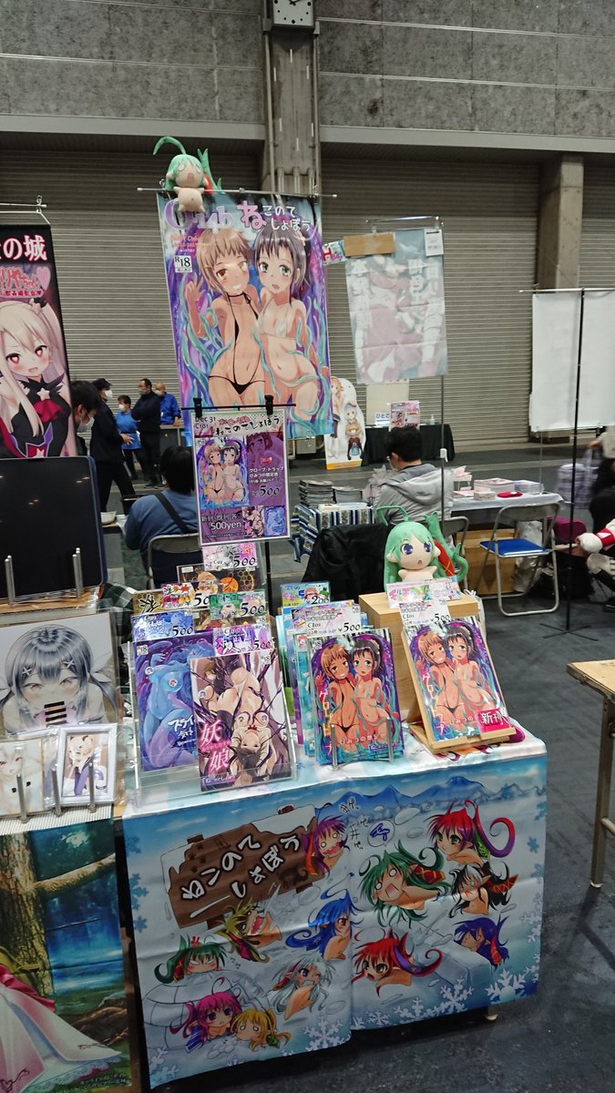nekonta's tweet photo. こみトレ 4号館
H - 70a ねこのてしょぼう
設営完了しました。
冬コミ新刊もって
お待ちしております( *・ω・)ノ
モルモルのぬいぐるみ(実は売り物)が目印！
#CT41 #こみトレ41 
あと新しく展示棚入れてみたけど、めっさ場所とって頭抱えてる https://t.co/pFIeyx9LDN