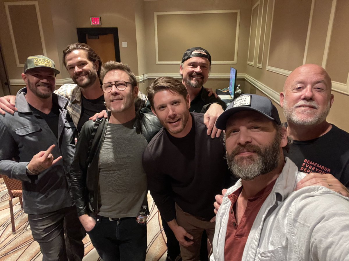 michaelrosenbum's tweet photo. Smallville meets Supernatural. We are touring together now folks. come find us. Good to see my old friends.  @tomwelling @JensenAckles @jarpad @jasonmannsmusic @robenedict #crew #smallville #supernatural #creation @creationent #love #vegas @vegas https://t.co/9sJzvlYmzU