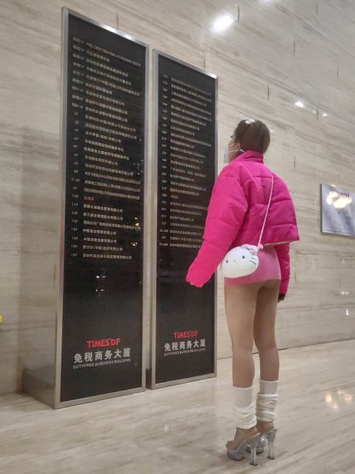 Caption last night's photo😁  "Pants...someone in this building must sell pants..." https://t.co/BUb6