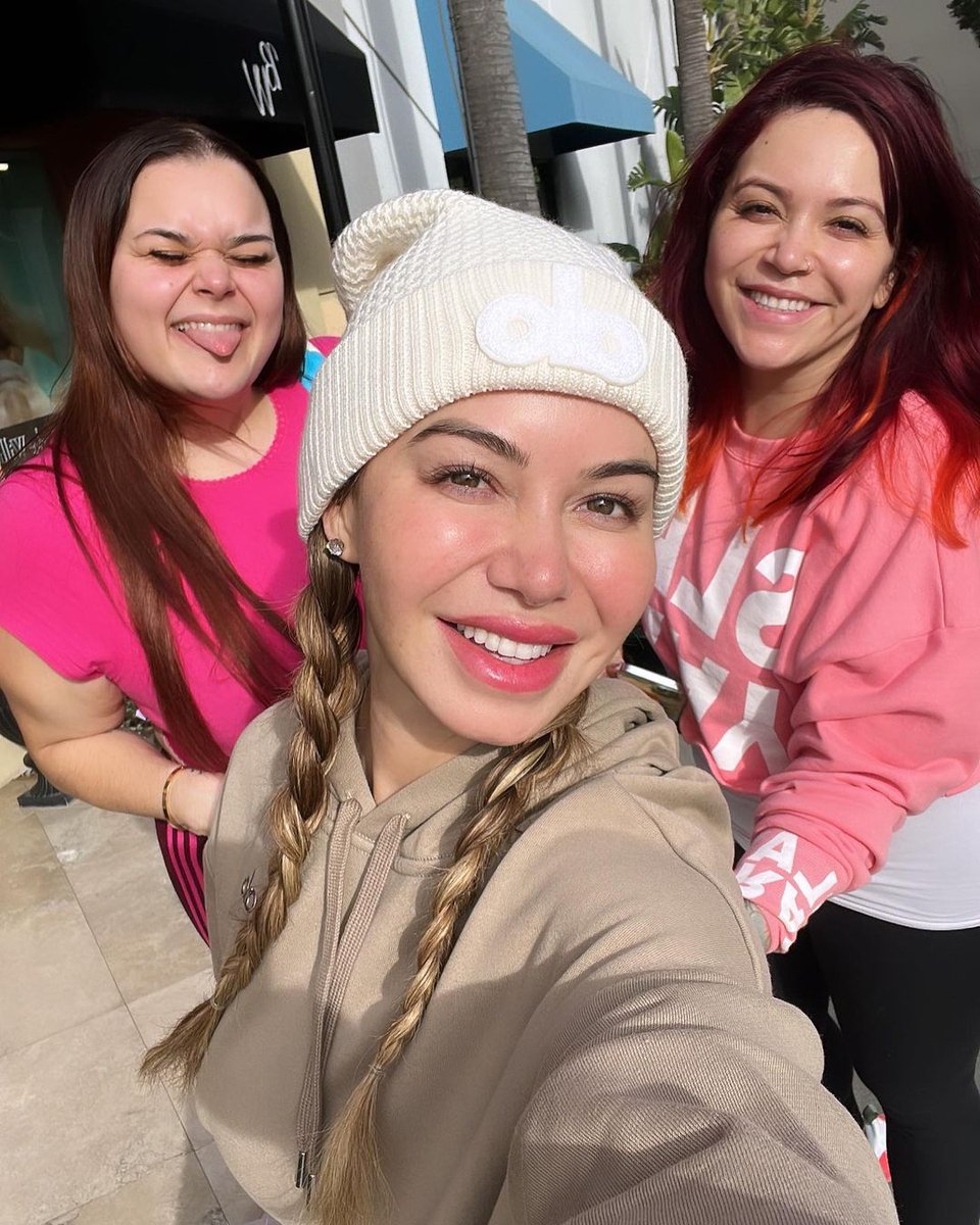 ElGordoyLaFlaca's tweet photo. #Chiquis, #Jenicka y #Jackie tuvieron un día de chicas. 🥰️ ¡Bellas!  💖 https://t.co/iuni9N8Pob