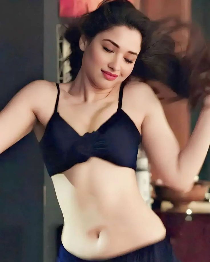 adis08705332's tweet photo. Hot nya karena kapoor https://t.co/AiWRyKR4qc