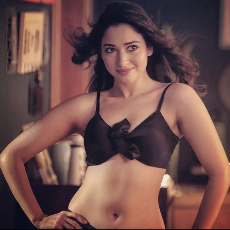 adis08705332's tweet photo. Hot nya karena kapoor https://t.co/AiWRyKR4qc