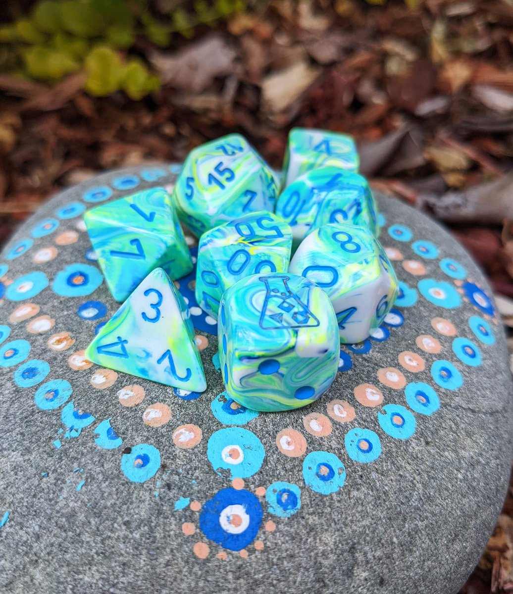Festive Garden dice to help chase away the winter blues. From the Chessex Lab Dice collection.
darkelfdice.com/collections/ch…
#dice #dnddice #ttrpg