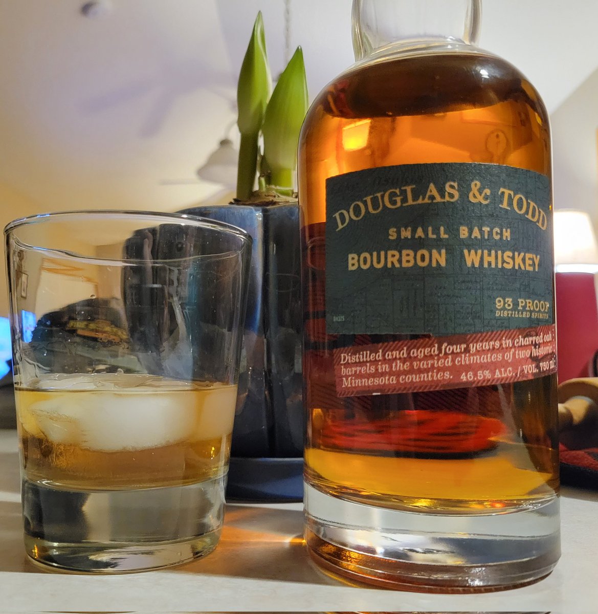 norenj's tweet photo. It's been a while since I shared a nice Bourbon with ice picture. Iam sure @LaVelleNeal with disapprove. #ice #douglasandtodd https://t.co/1yJJ8QA53z