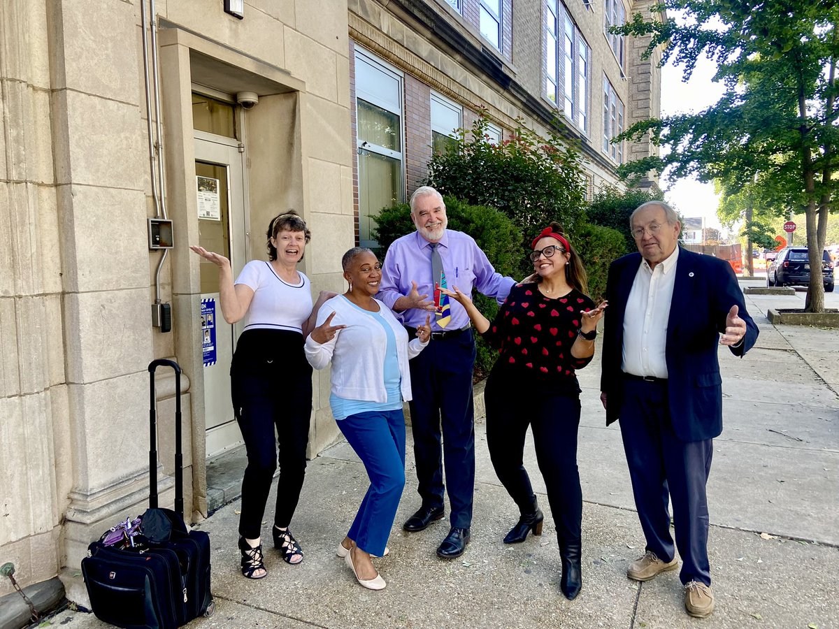 Thx for coming to my school & spending time in my classroom @pj_Simon, Randy Guschl & @DFSME1 Delaware Foundation for Science & Mathematics Education!♥️ Your visit this past fall was super special because it focused on #Science & #StemEducation! Tx for the books & surprises! 💕🔦