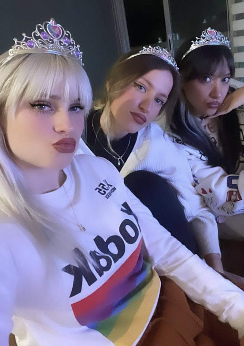 samanthavivre's tweet photo. Nosotras: “no estamos a favor de los concursos de belleza con sus estereotipos e ideales de las mujeres”

Nosotras ahorita: https://t.co/0g2KvhL7bA