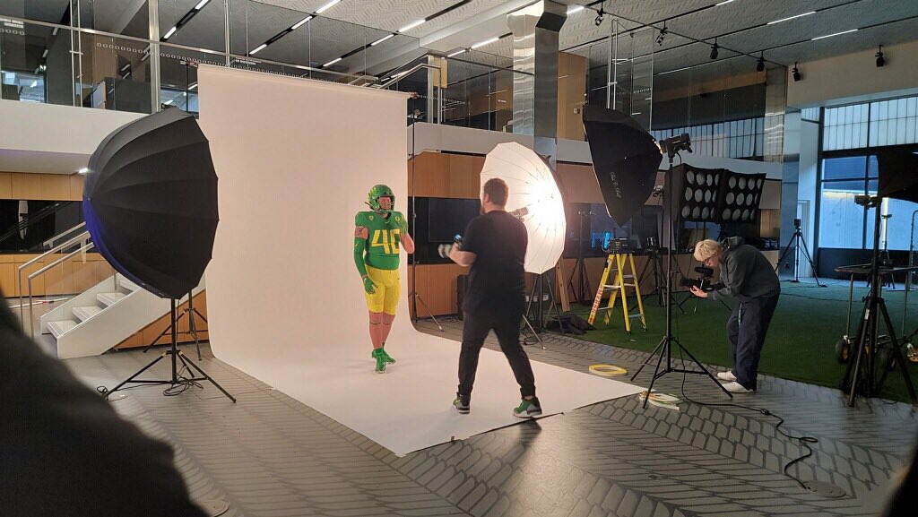 KachelBrysen's tweet photo. Had a great time at Oregon today. Big thanks to @Coach_JakeLong @CoachDanLanning @CoachJoeLorig @oregonfootball @kyleyoung_UO  🦆🦆🦆 https://t.co/SnOYd6tU15
