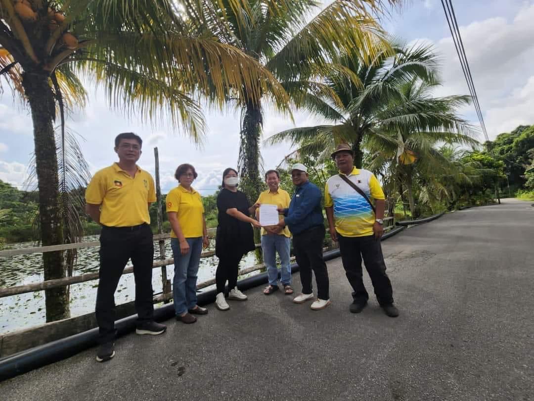 simkuihian's tweet image. #水供提升工程 💧Upgrading of water supply @ Kpg Tengah Sungai. Handover of RM200,000 contract award ( Open Tender ) by Kuching Water Board #KWB to contractor.  

New fire hydrants and 18 houses will have individual meter at the doorsteps instead of 1km away at main road.