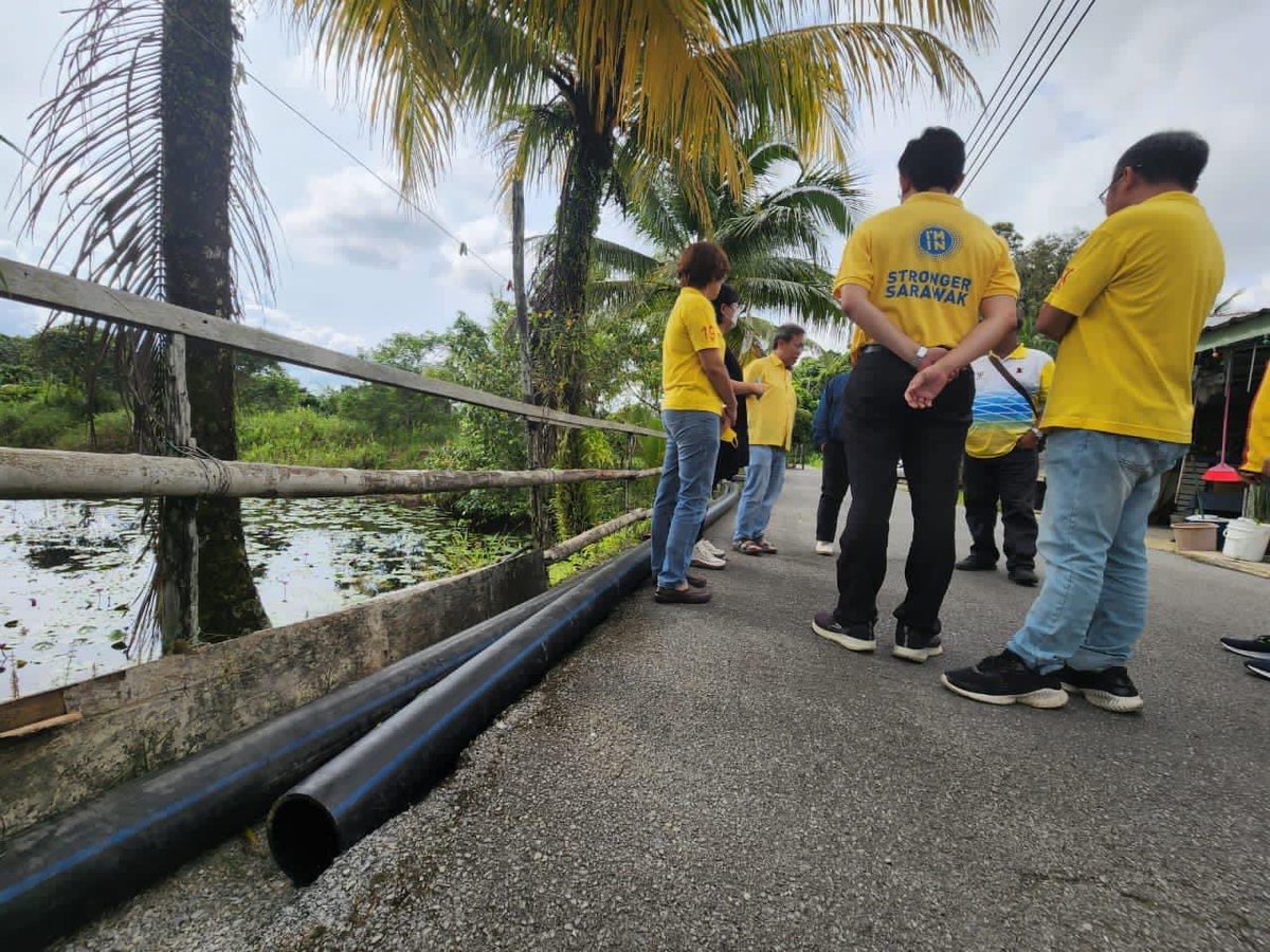 simkuihian's tweet image. #水供提升工程 💧Upgrading of water supply @ Kpg Tengah Sungai. Handover of RM200,000 contract award ( Open Tender ) by Kuching Water Board #KWB to contractor.  

New fire hydrants and 18 houses will have individual meter at the doorsteps instead of 1km away at main road.
