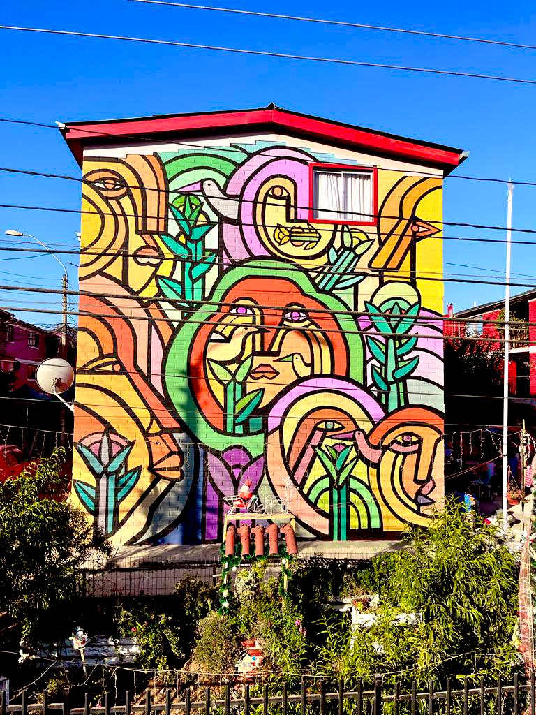 albertolarrains's tweet photo. 2 nuevos murales del “Mono” González tiene desde ayer Limache, en  la Villa Queronque donde se hace el 1er museo a cielo abierto de Marga Marga, que hacemos Fundación ProCultura, Barrio Limache @SebaBalbontin y vecinos y vecinas de la villa. Con Uds “El abrazo” y “El Jardín”: https://t.co/YfLOiyDJDq