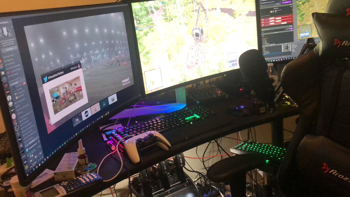 We took the wheel off the rig tonight to watch the #ChiliBowl2023 with the Boys of Bluegrass in Discord!

#tweetyourfloseat  <a href="/NosEnergyDrink/">NOS Energy Drink</a> <a href="/FloRacing/">FloRacing</a>