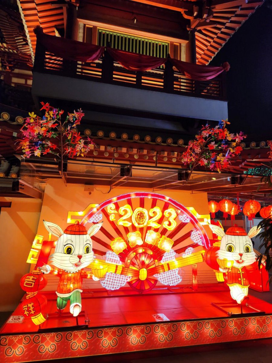 chenkaili13's tweet photo. While shopping, I passed the Buddha's Hand Temple, the Chinese Lunar New Year.😊 https://t.co/6o33RZy9aB