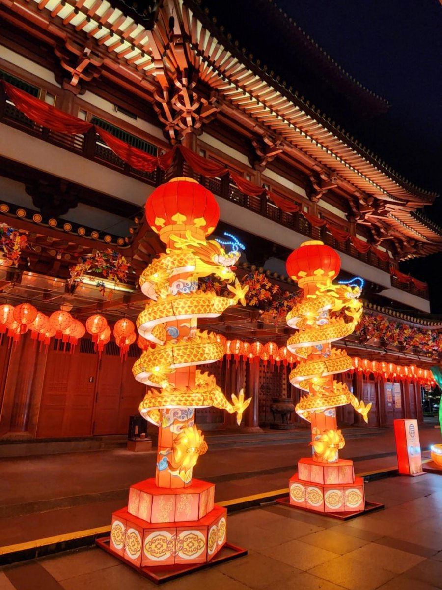 chenkaili13's tweet photo. While shopping, I passed the Buddha's Hand Temple, the Chinese Lunar New Year.😊 https://t.co/6o33RZy9aB