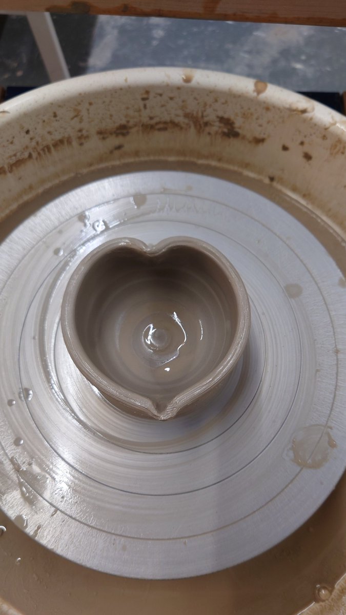 alesbales's tweet photo. First day of my five week pottery throwing classes.. today we made bowls.. #pottery #potterythrowing #bowls #handmade @TheCraftPottery https://t.co/ZWO2qwJQU6