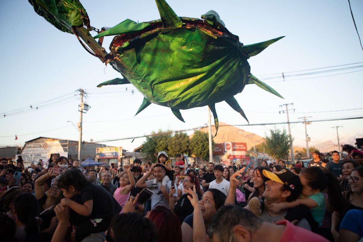 Muni_Renca's tweet photo. 1/2
¡Continuamos democratizando el acceso a los espacios artísticos y culturales en#Renca!

Más de 5.000 vecinos y vecinas disfrutaron de la gran fiesta familiar de #StgoAmil con la presentación del pasacalle #Insectes 🐜🕷️🐝🌱 https://t.co/Wk0JYxVMWs