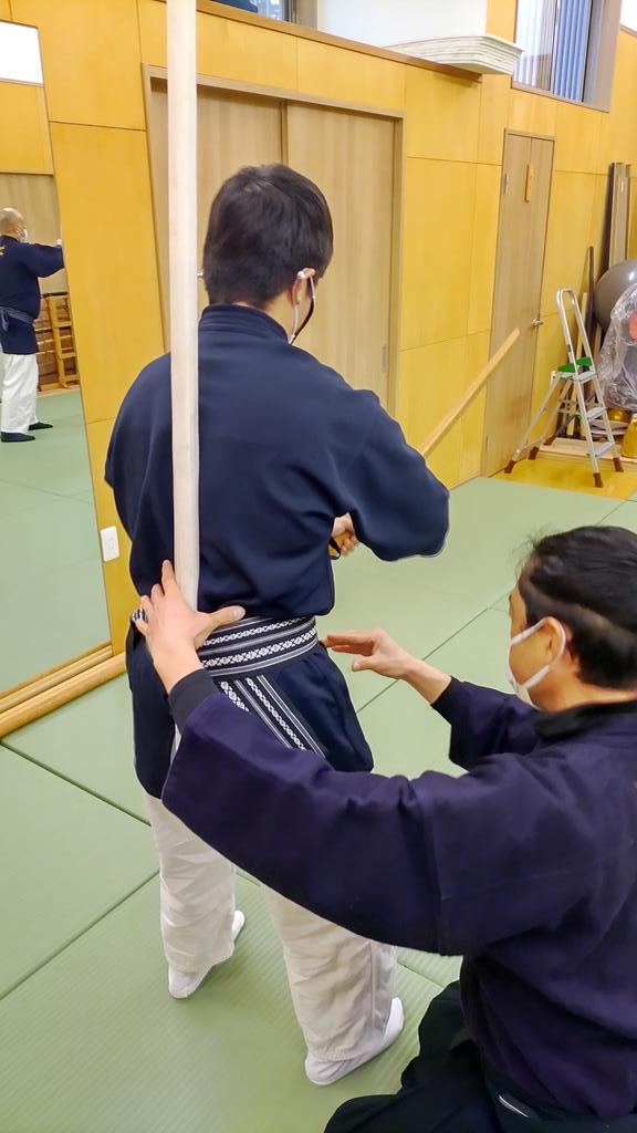 SHINONOMEDOJYO's tweet photo. ワーク参加者感想

永年の筋トレで反った仙骨が固まっていました。
膨張した背筋とのバランスで両肩が前に巻いていました。

ついにジムを辞めることにしました。
すると今日の午前10時34分まで何かに恐怖していた事に気が付きました。
そして膨大な時間と資金が手に入ったことに気が付きました。 https://t.co/uvtX8L02VY
