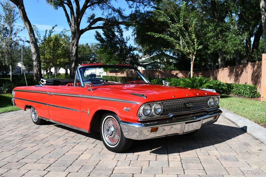 Mercomatic's tweet photo. 1963 #Ford #Galaxie500XL #Sunliner #Convertible; 390 cid, 4 bbl, 300 hp; 3-speed Cruise-o-Matic; Top trim level for the full-size 1963 Ford comprising external badging and a much more sumptuous interior with buckets, console, stick shift and chrome trim. https://t.co/Xl2DvtSsme