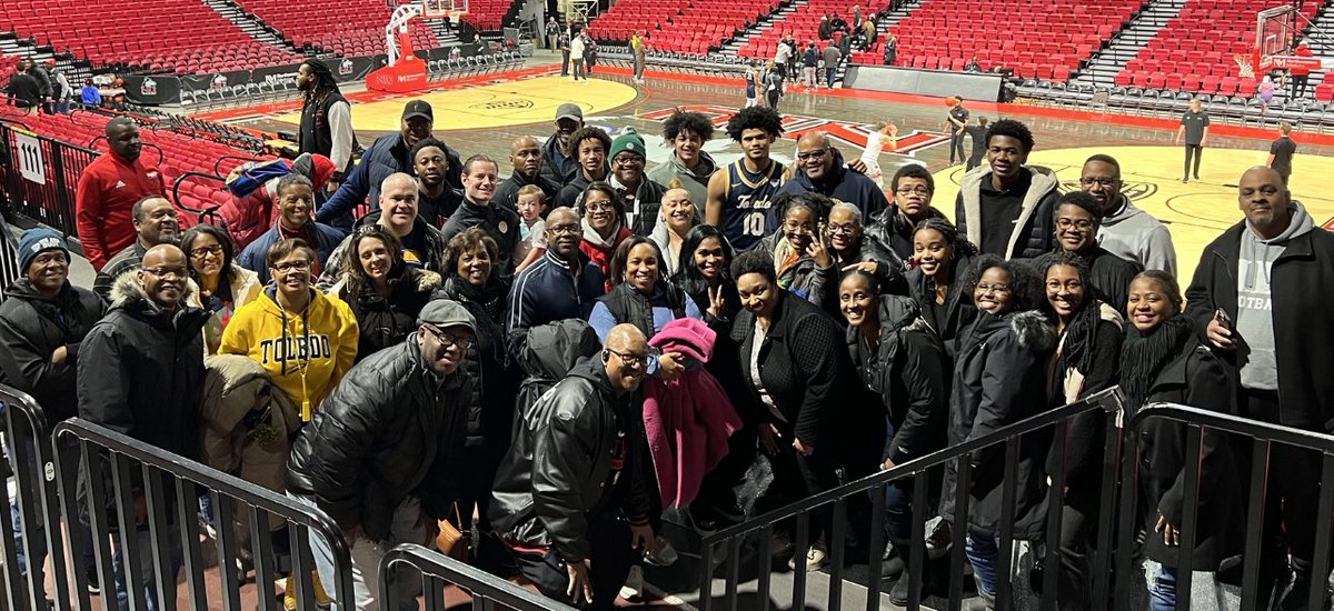 Carlaydennis's tweet image. Thanks to all the fam for coming out to support @rayjdennis10 and the @toledo_mbb at NIU today!!! 🥰🚀💙💛 #framily #toledo