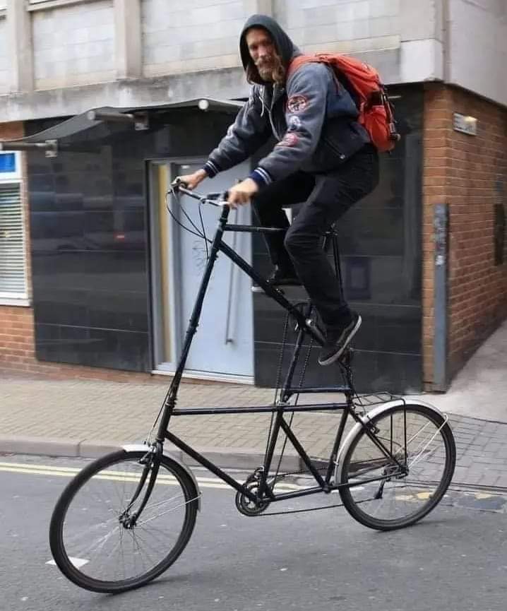 EdimarLuis4's tweet photo. Meu nome é Thomas, eu já dei
3 voltas ao mundo nessa bicicleta!
Não sei como descer dessa porra. https://t.co/uMBmW228AS