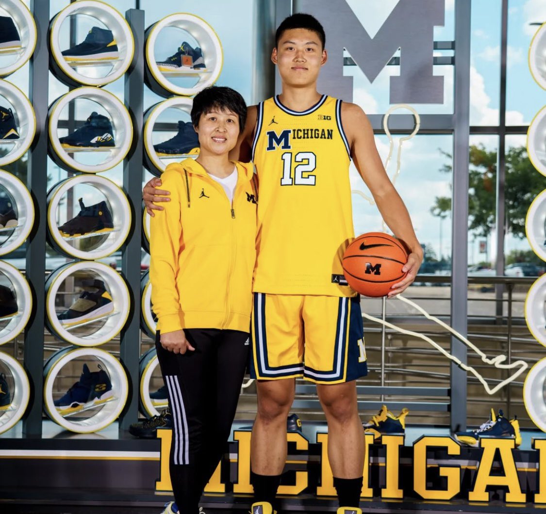 2024 F Qingfang Pang of Christ the King (NY) is a name to remember in the 2024 class.

Pang is 6’9 with a versatile offensive game. Has good touch in the paint, can score off the dribble and has range out to the 3pt line.

He visited both Michigan and Missouri back in the fall.