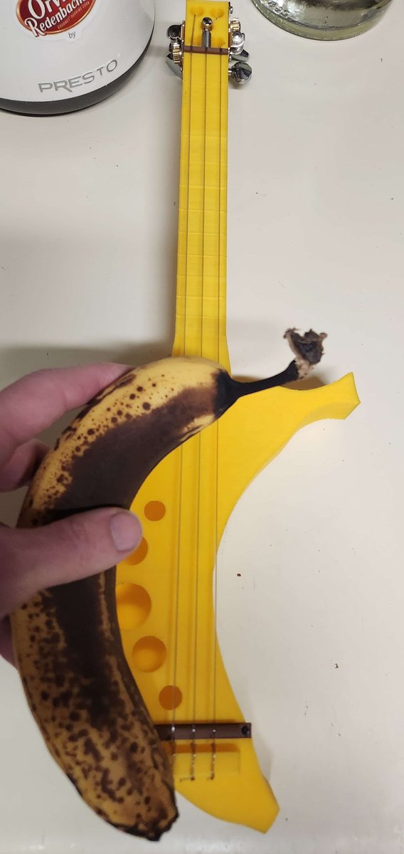 grhmhomelinux's tweet photo. A lot of people on the internet use bananas for a unit of measurement (banana for scale). Looks like my instrument is nearly the same size as one. #3string #banana #bananaguitar #guitar https://t.co/7pYtDO4ZJR