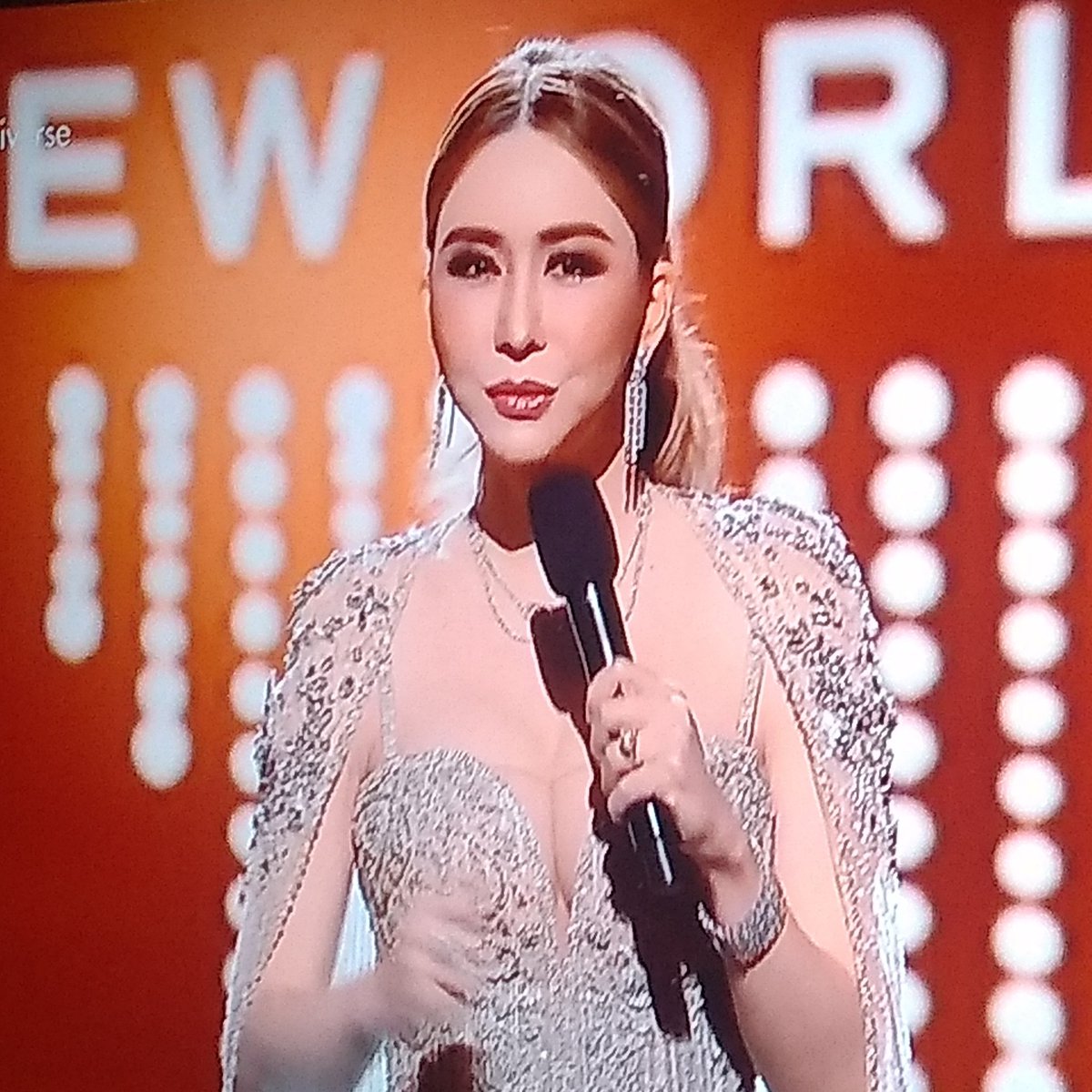 MatiElMoratero's tweet photo. Parce, empresaria tailandesa, mujer trans y activista... Anne Jakkaphong, icónica, devoró y arrasó esta noche. 😭😭😭😭😭🏳️‍⚧️✨💋

#MissUniverse2022 #MissUniverse #MissColombia #MissUniverso https://t.co/womXWDmLwg