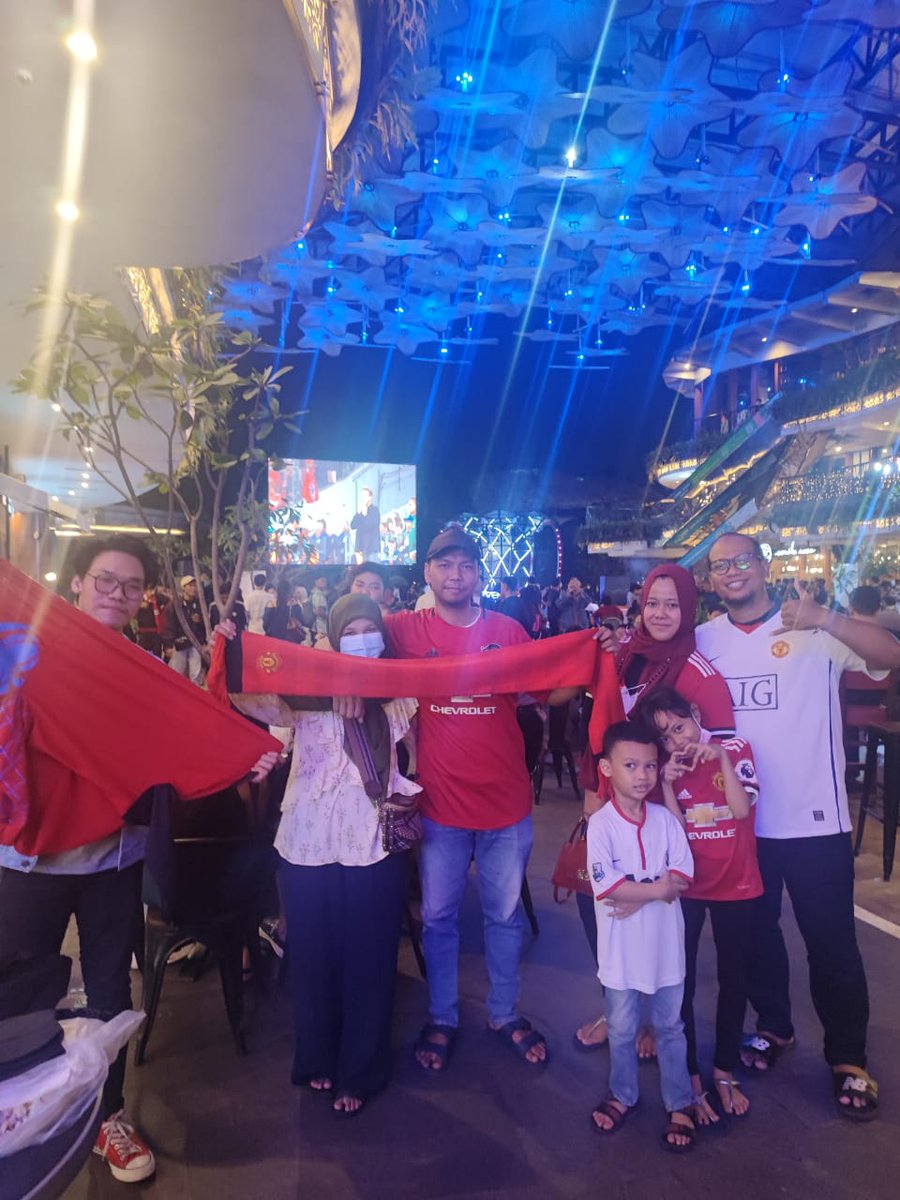 RifkiAdrians's tweet photo. @Craze_26 @PorosHalangID @ManUtd @vidio @BPete1970 @AndyMitten Keren banget acaranyaaa.. thank you @PorosHalangID @Craze_26 @_BangFu 👏🍻 #GGMU https://t.co/9WrCDjTQrl