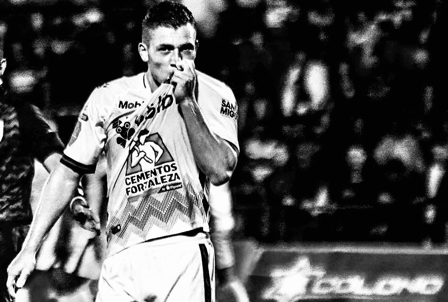 A Carlos Mora dámelo siempre. Que señor partidazo está haciendo.