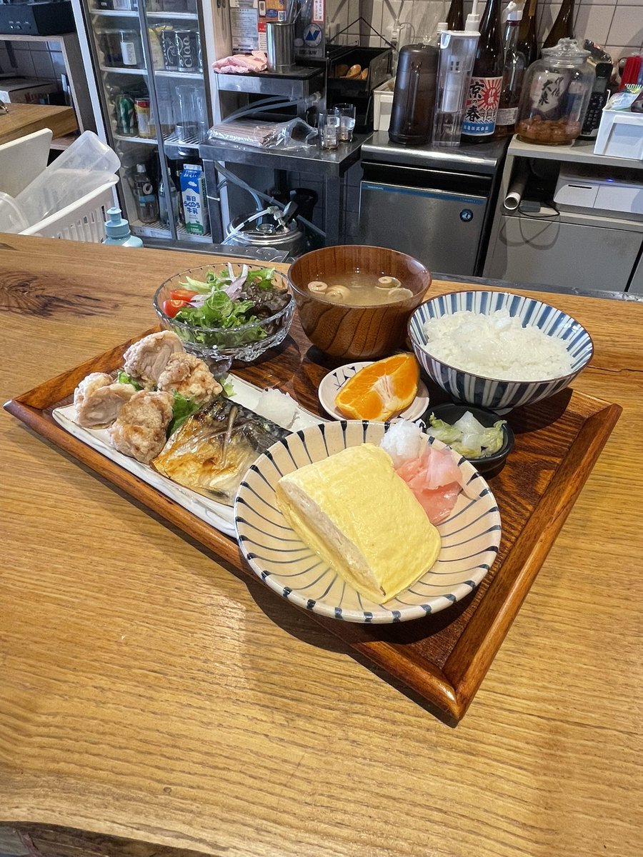 guruchangourmet's tweet photo. 【#andco 】

大阪・難波にある居酒屋さん。
道頓堀からやや離れた位置する隠れ家。
だし巻き・鯖の塩焼き・唐揚げとランチメニュー全て揃った定食は、ボリューム満点💯
特にだき巻き玉子は、絶品でした✨
炊き立てご飯もおかわり自由は、嬉しいです😆

詳細は、Instagramで！
https://t.co/ZcvFFsqkEZ https://t.co/yc8CYeupHU