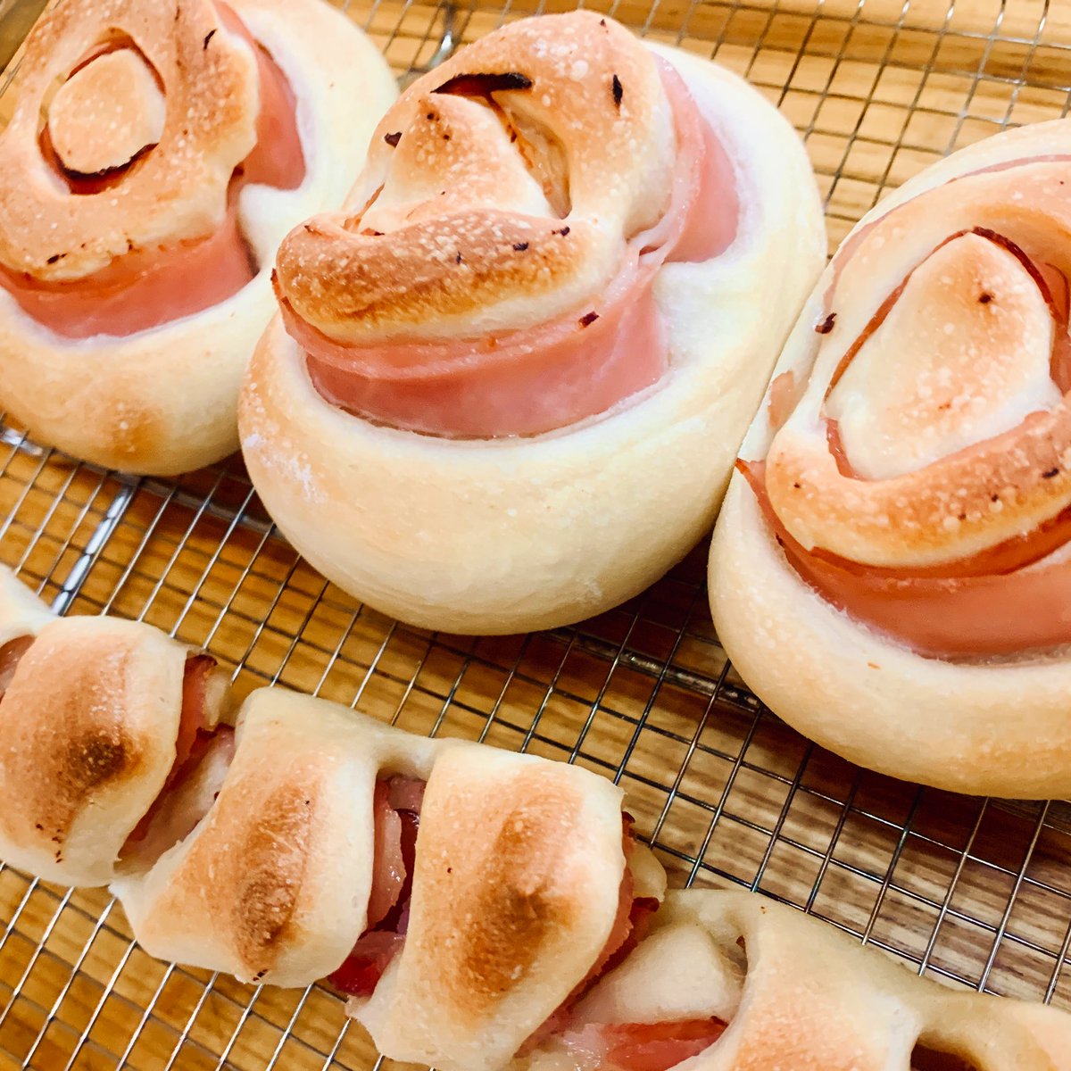 昨日サイゼでフォカッチャ食べて、真似して作るつもりだったんだけどハムとかベーコンパンになってた🥖🥓