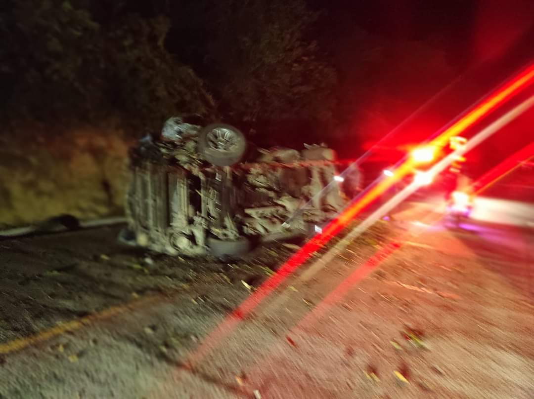 fdleon84's tweet image. Preliminarmente se reporta un hecho de tránsito en jurisdicción de las 17 Vueltas, se dice al respecto de dos fallecidos y cinco heridos.
Eran 7 viajeros al parecer originarios de San Andrés Semetabaj.
Se espera algún reporte de socorristas. #EnDesarrollo