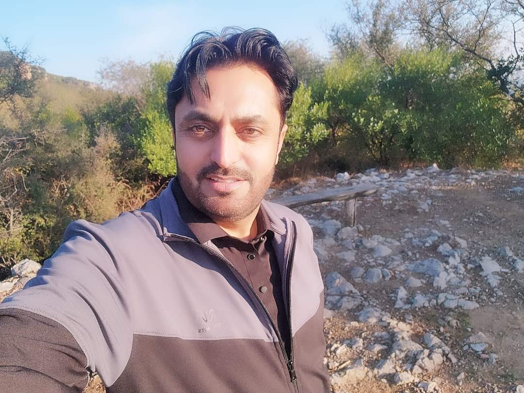 ہمیں اپنے ملک میں آزادی اور عزت چاہئے آج مجھ سمیت سینکڑوں اسلام آباد کے شہریوں کو مارگلہ ہلز ہائیکنگ ٹریک پر جاتے ہوئے انتظامیہ نے یہ کہہ کر روکا کہ ”پاکستانیوں کا داخلہ ممنوع ہے“ کیونکہ غیر ملکی باشندے ہائیکنگ کررہے ہیں ہمارے ملک میں ہماری تذلیل آخر کیوں؟
#امپورٹڈ_حکومت_نامنظور