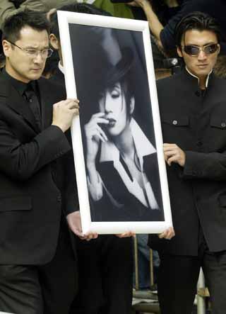 grovymango's tweet image. Thinking abt how hongkong celebs pulled up to Anita mui’s funeral . I need my 3 friends to absolutely slay like this at my funeral