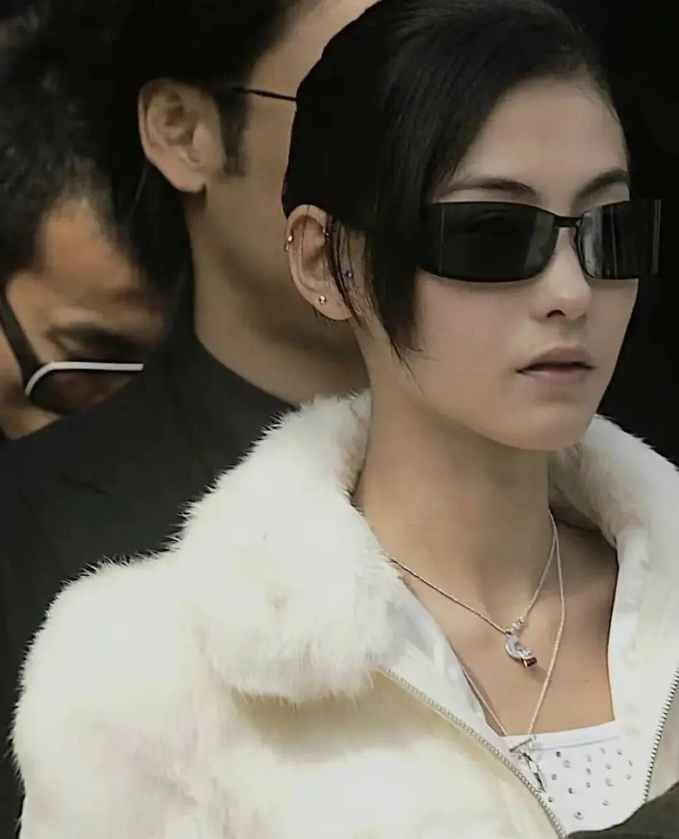 grovymango's tweet image. Thinking abt how hongkong celebs pulled up to Anita mui’s funeral . I need my 3 friends to absolutely slay like this at my funeral