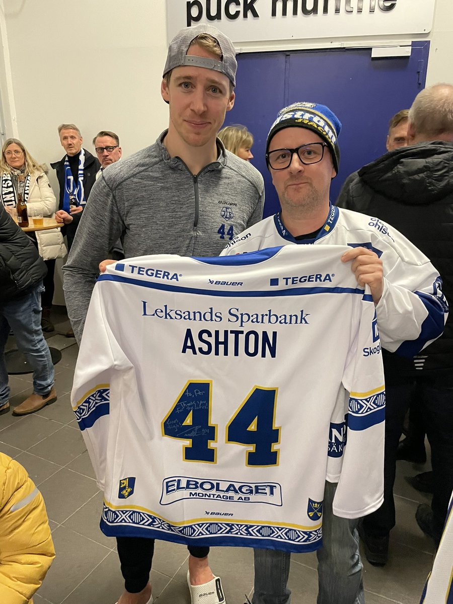 Raskaren19's tweet photo. Fick en pratstund med Ashton igår efter matchen, han fick en låda med hemgjorda wobbler av mig. Jag fick en signerad tröja 💙minne för livet.
#leksandsif #perralures #hockey #shl #tegera https://t.co/19cIwxyyhY