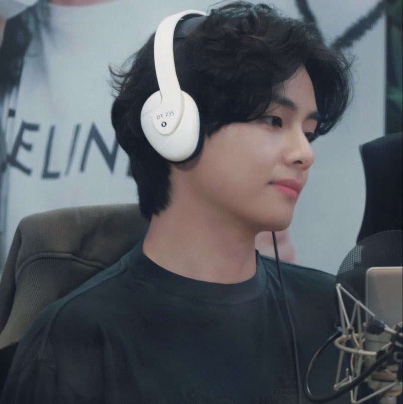 dustheria's tweet photo. #taekook short au; Something In The Air

Cerita tentang Taehyung, Jungkook, dan ruang siaran radio di pagi itu. As the story ends, there must be something in the air. It is love in the air. https://t.co/XaVoa3slYh