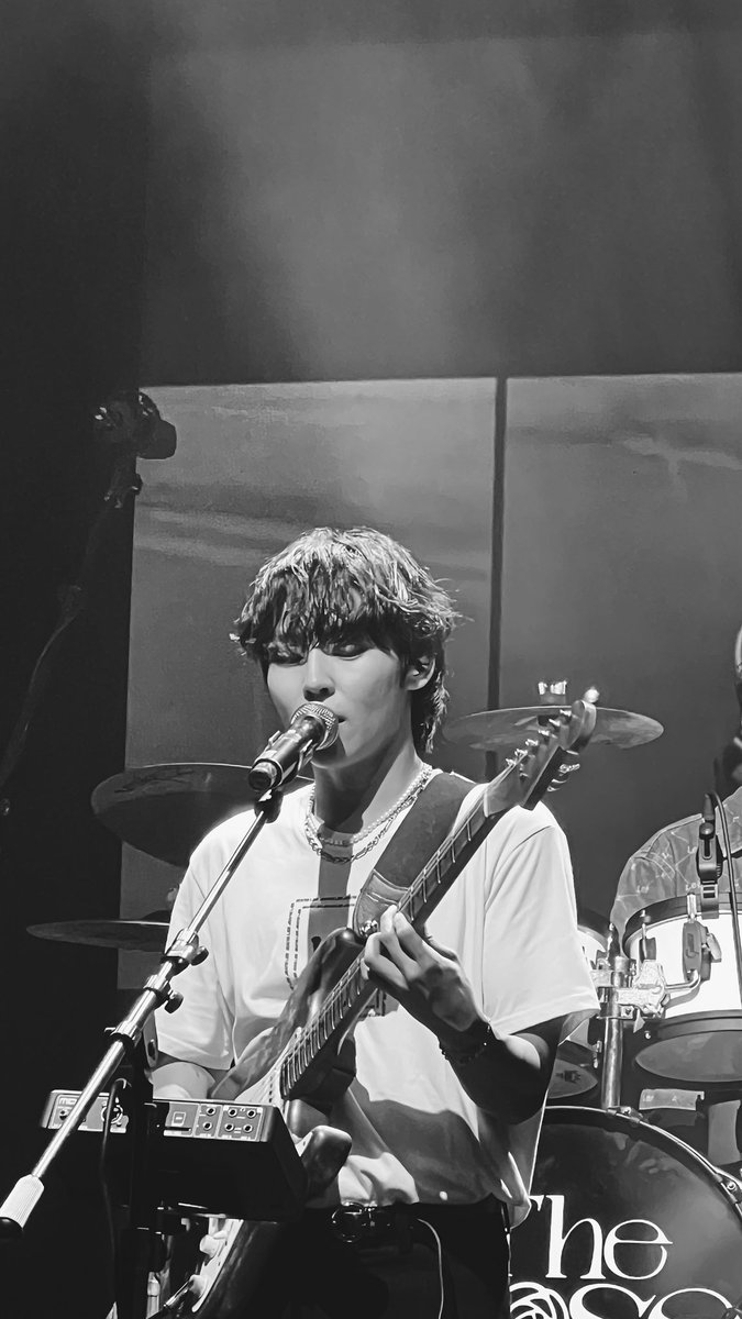 iwoolfyie's tweet image. the rest of the world was black and white but loving him is always been red. 🖤🥀