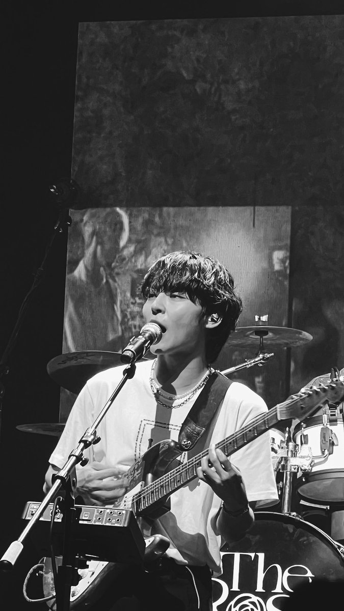 iwoolfyie's tweet image. the rest of the world was black and white but loving him is always been red. 🖤🥀