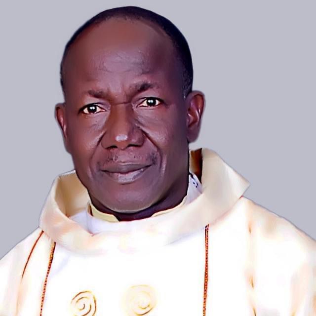 BREAKING: Terrorists Burn Catholic Priest To Ashes, Shoot Assistant In Niger Community, North Central Nigeria | Sahara Reporters bit.ly/3w61gXU