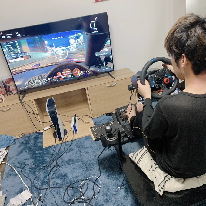 ハンコンの設置完了ッ!ただ椅子はまだ届いてないしシフトレバーはズレるのでもうすこし何か調整はする 