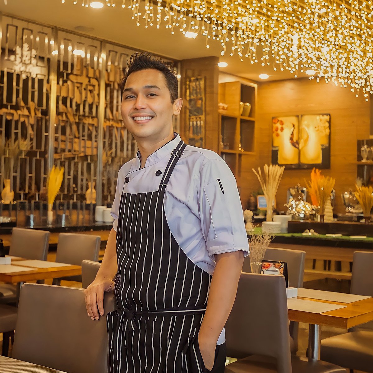 HarperJogja's tweet photo. Meet our Executive Chef, Kiki Dwi Septiawan. 
As a leader; Chef Kiki thrives on developing and mentoring young talent . He likes to empower his brigade to take pride and responsibility.
.
#stayatarchipelago #stayatharper #insidearchipelago #insideharper #harperjogja https://t.co/ROCAiM6XfX