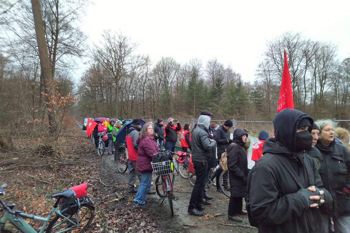 ++ Rodung des Langener Bannwalds schreitet schnell voran ++

So sieht es aus, wenn geschützte Naturflächen für wirtschaftliche Interessen zerstört werden. 💔

Doch egal ob in #LütziBleibt, oder in #Langen - überall stellen sich Menschen dem Ausverkauf unserer Umwelt in den Weg!