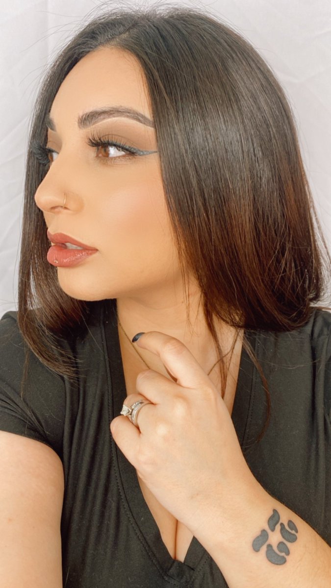 glue2myOFFstrip's tweet image. Did this one shadow with a black pearl eyeliner 🖤✨ simple and cute ☺️ do you like to keep it simple? #makeup #simplelook #love #22