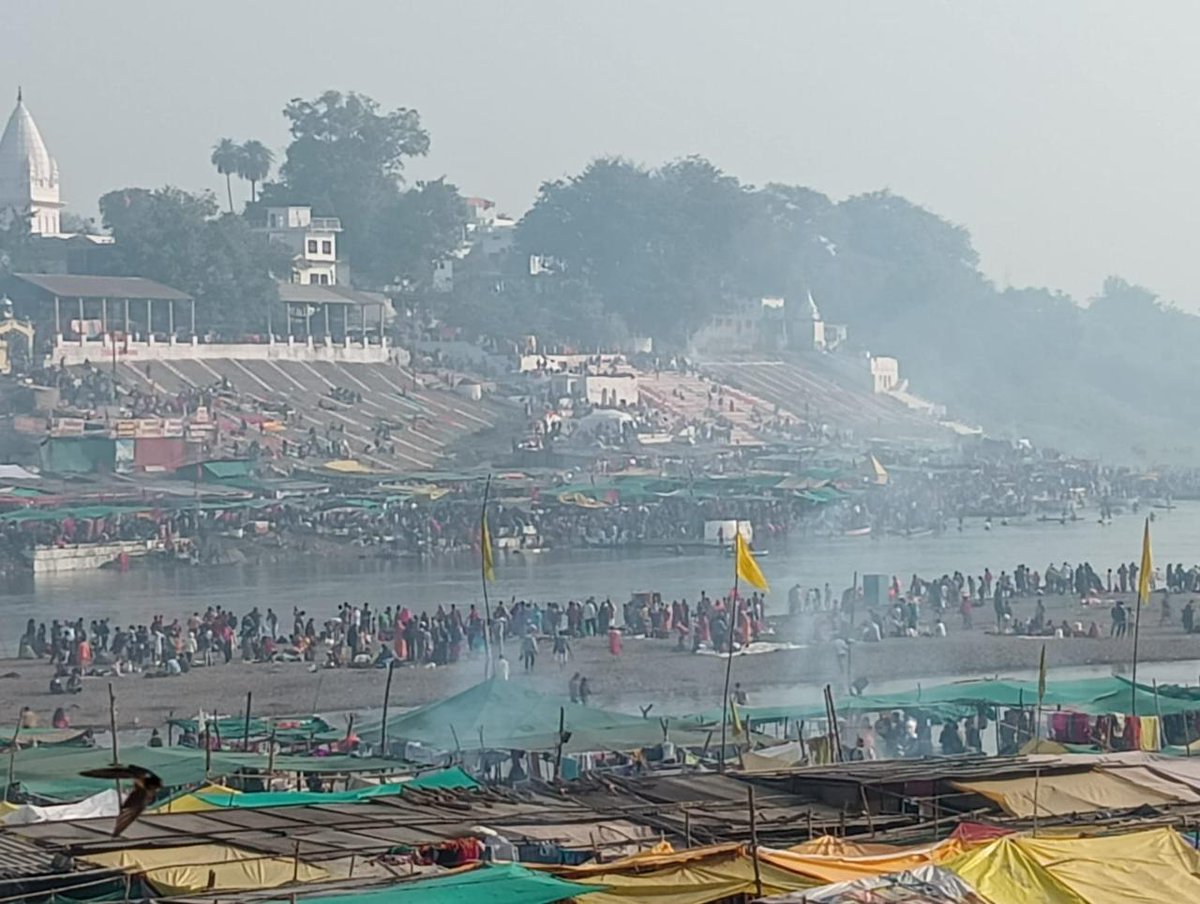 आस्था का मेला…
नर्मदा नदी तट पर बरमान के मेले में दूर दराज से श्रद्धालु पहुँचते हैं 
लगभग एक माह की अवधि तक लगने वाला मेला सभी के लिए आकर्षण का केंद्र रहता है