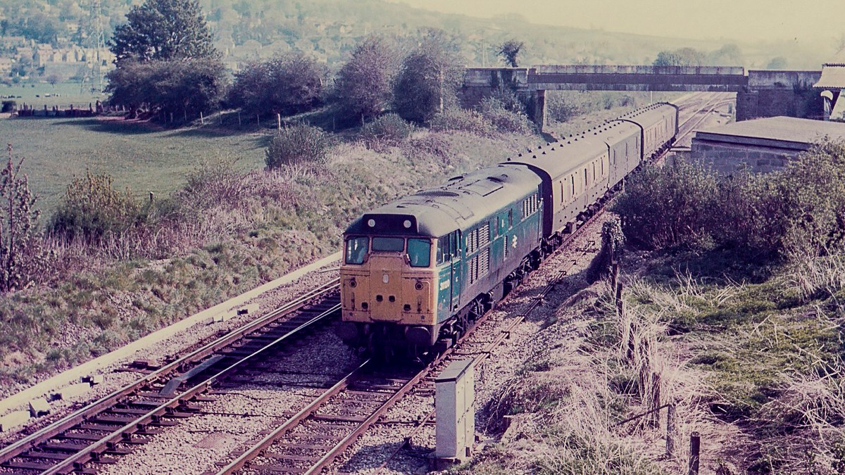 EightiesTrains's tweet image. Class 32. An unidentified Class 31 passes Bathampton on the 29th April 1984. #Class31 #trains