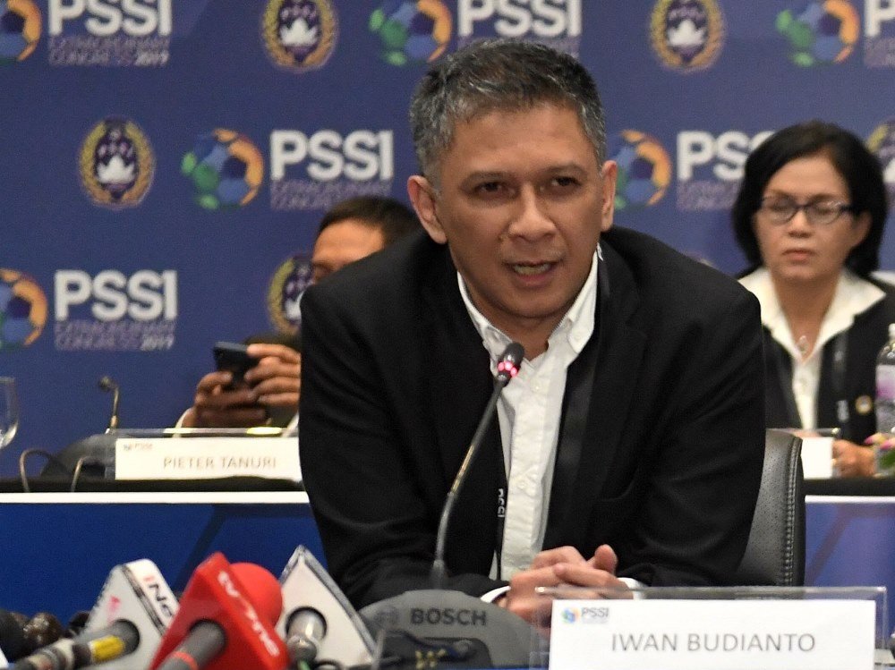 EdanBolaRCBFM's tweet photo. *Bentuk Tanggung Jawab Moral Tragedi Kanjuruhan, IB Mundur dari PSSI*

Pasca mundur dari PSSI ,IB akan kembali ke Arema FC. Prioritas, IB akan menjalin komunikasi dengan para keluarga korban, Aremania &amp; stakeholder sepakbola di Malang Raya untuk membicarakan masa depan Arema FC https://t.co/2o3ykAG08e