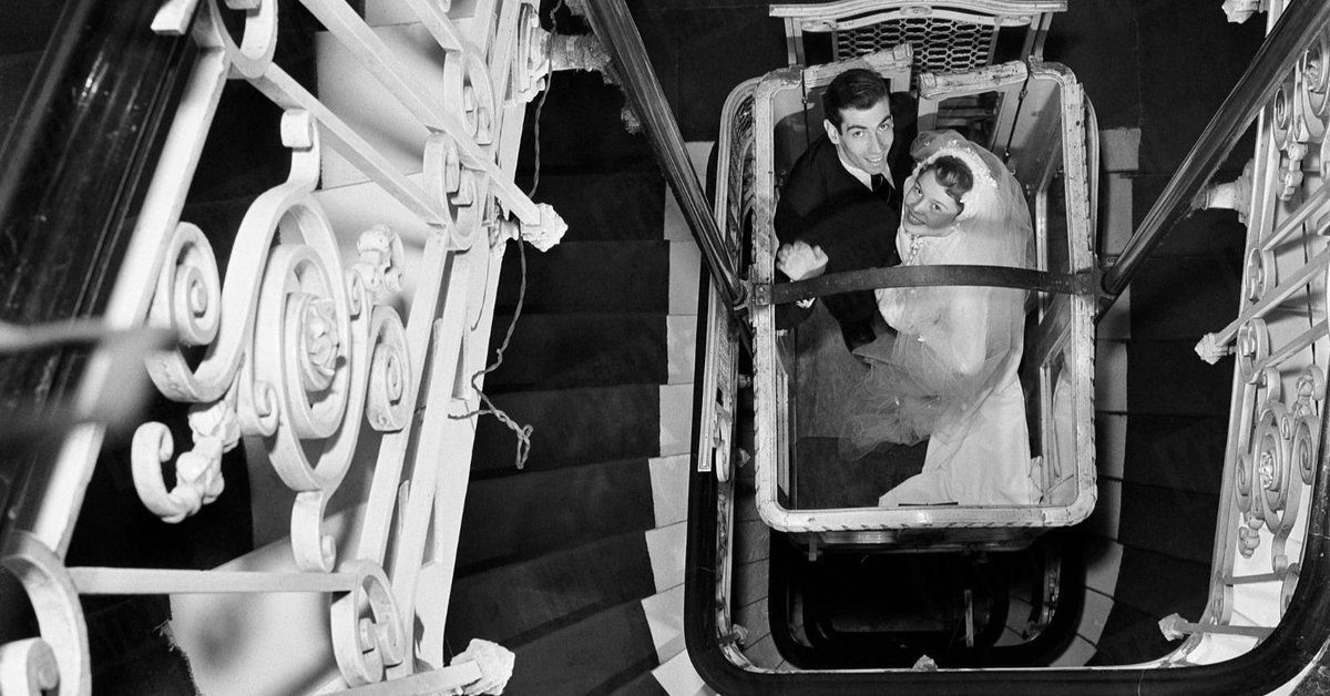 ParisMatch's tweet photo. ARCHIVE | Replongez dans les coulisses du mariage de Brigitte Bardot et Roger Vadim. 😍

👉 https://t.co/K6ozMZMMKC 

✍️ @ClementMatch
📷© René Vital / Paris Match https://t.co/n7QUNGhtD2