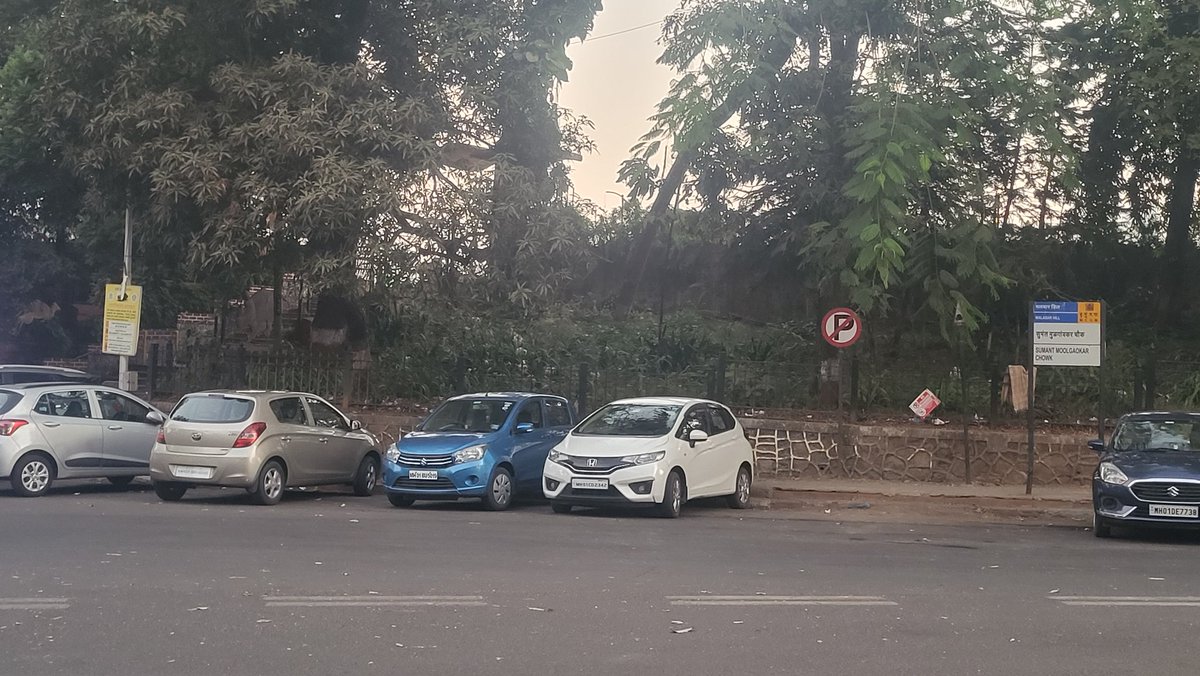 recycledkw's tweet photo. @mybmc @MCGM_BMC 
It's amazing how there are No Parking signs everywhere in our city, even where the space can only be used for parking and not serve any other purpose.
Please work for the people don't make life difficult. Money isn't everything
#KamalaNehruPark
#HangingGardens https://t.co/jQXWnBEzMX